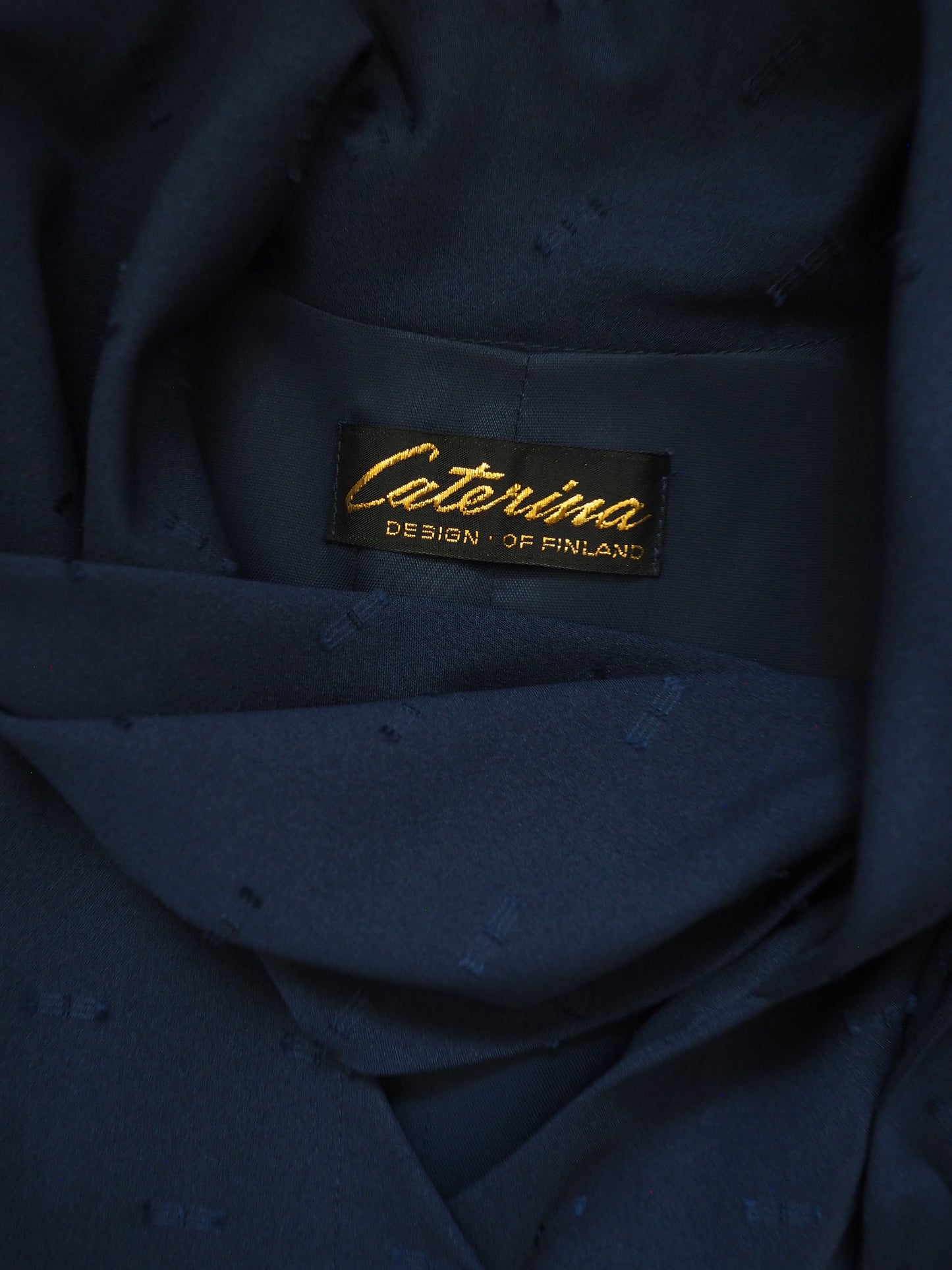 Tummansininen Caterinan mekko, käyttämätöntä vanhaa varastoa