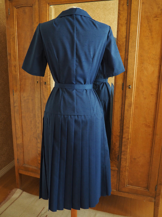 Tummansininen Carolin Muoti-Hovin vekitetty mekko, käyttämätöntä vanhaa varastoa