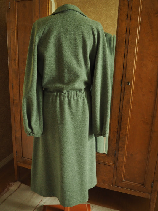 Vihreä huopamainen mekko, käyttämätöntä vanhaa varastoa