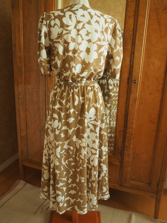 Vaaleanruskea Carolin Muoti-Hovin mekko, käyttämätöntä vanhaa varastoa