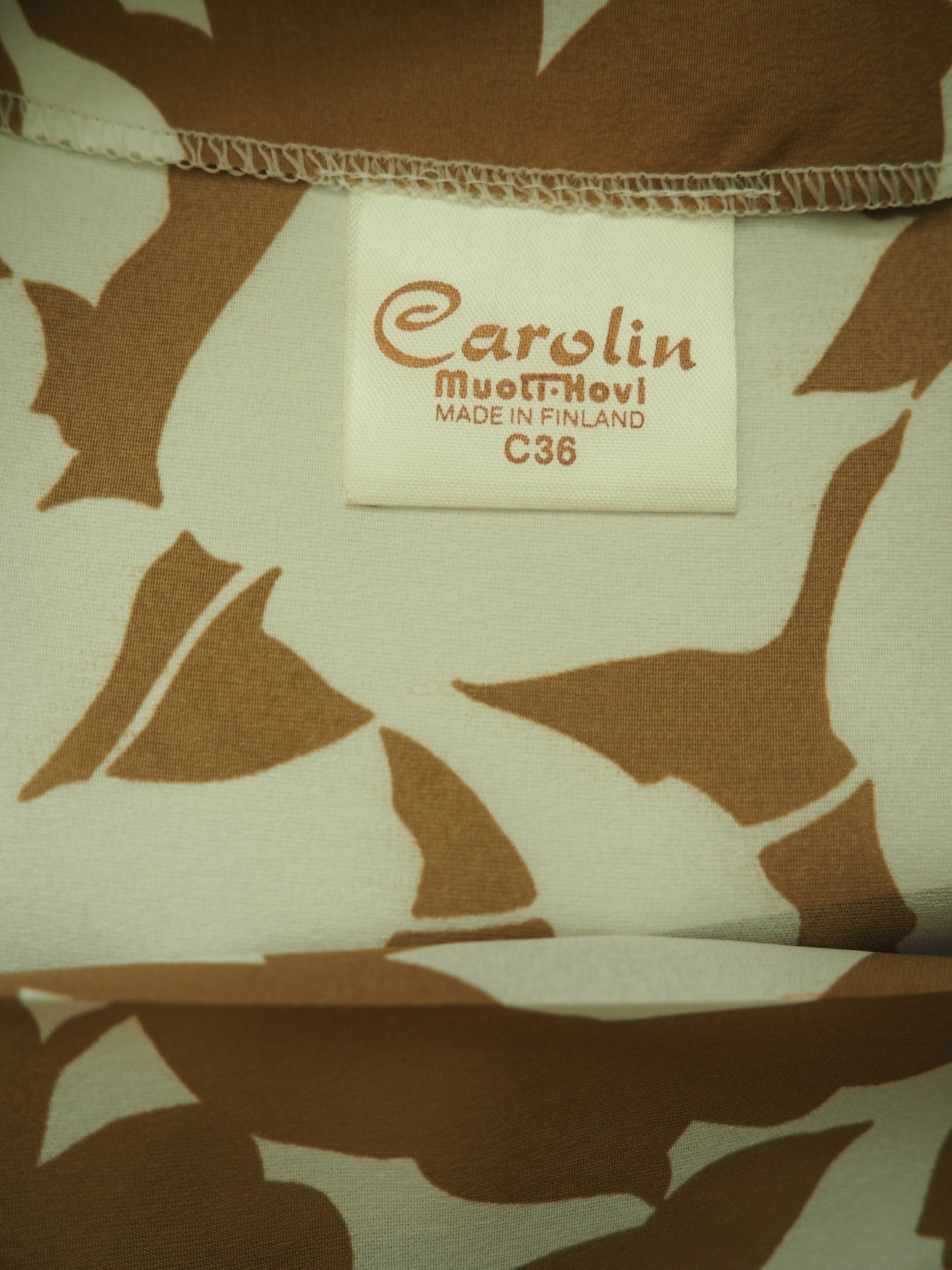 Vaaleanruskea Carolin Muoti-Hovin mekko, käyttämätöntä vanhaa varastoa