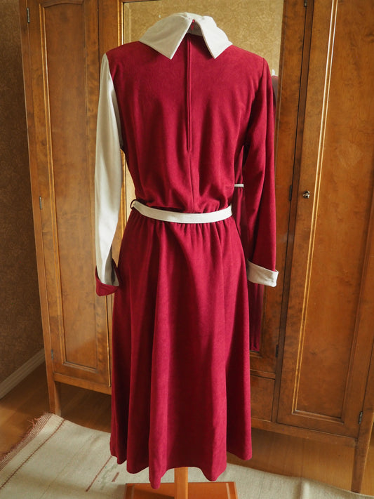 Punertava kaksivärinen Barbarellan mekko, käyttämätöntä vanhaa varastoa