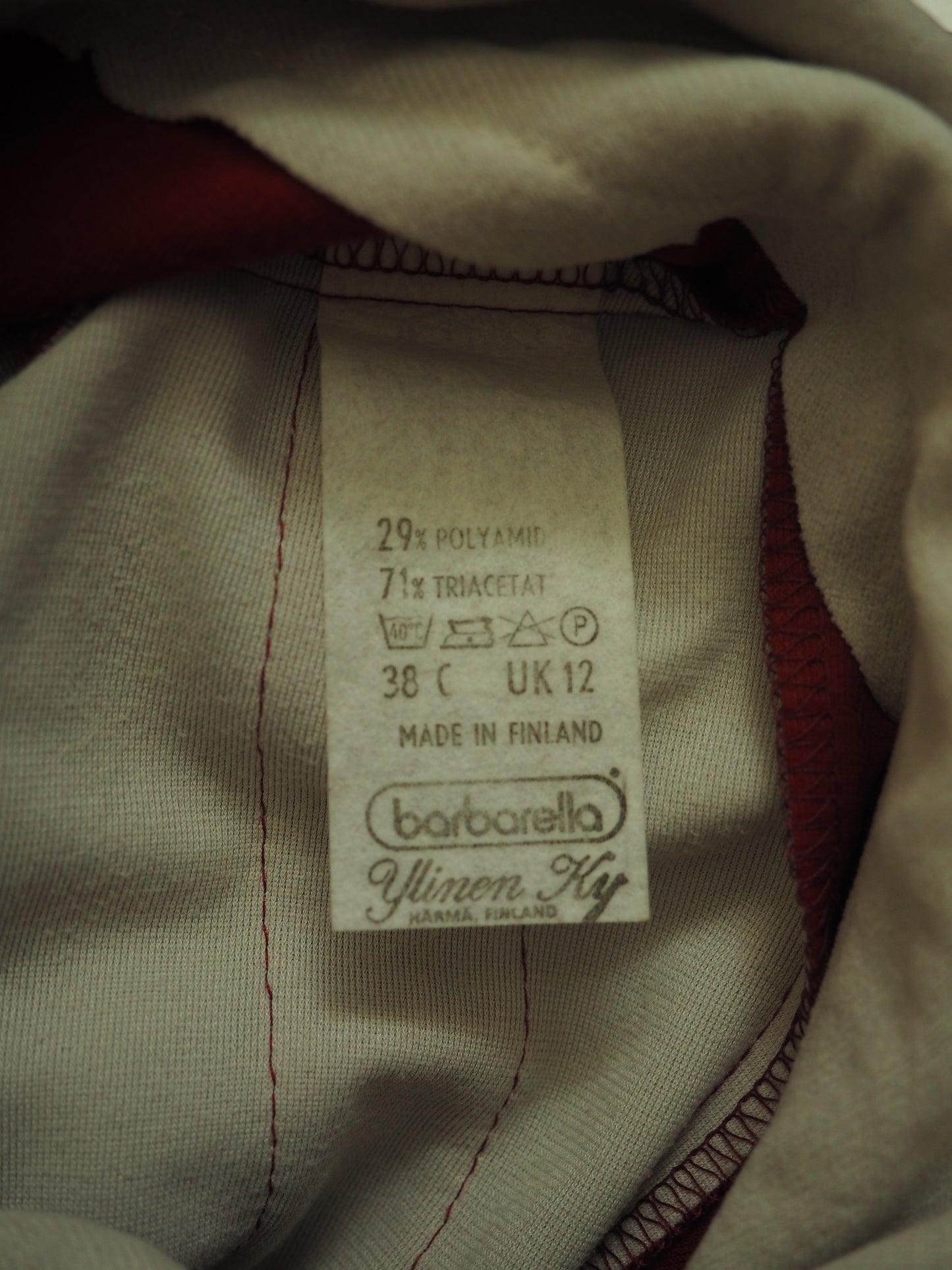 Punertava kaksivärinen Barbarellan mekko, käyttämätöntä vanhaa varastoa