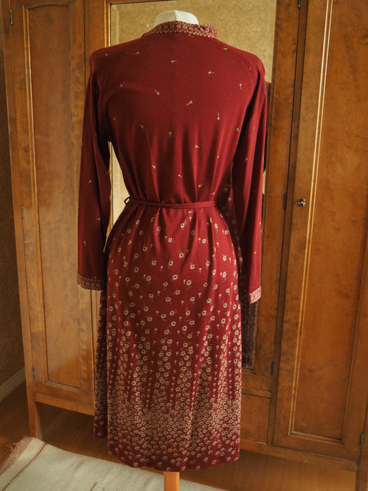 Punertava Mekkomarjan kukkakuviollinen mekko, käyttämätöntä vanhaa varastoa