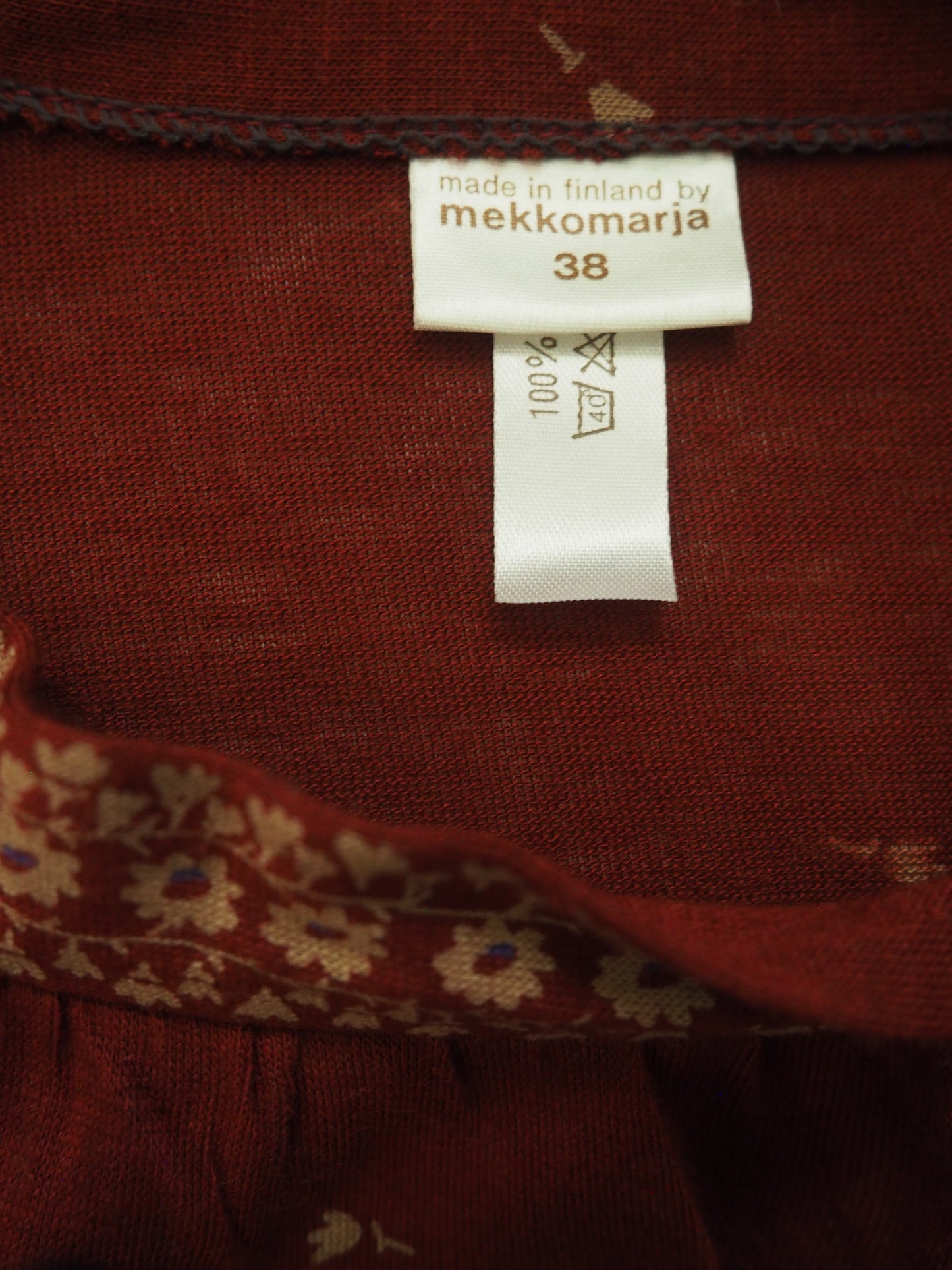 Punertava Mekkomarjan kukkakuviollinen mekko, käyttämätöntä vanhaa varastoa