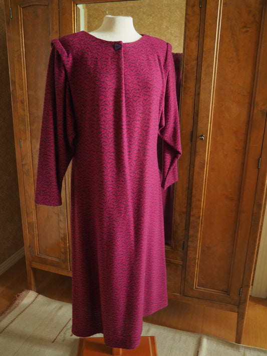 Punavioletti kuviollinen Carolin Muoti-Hovi mekko, käyttämätöntä vanhaa varastoa