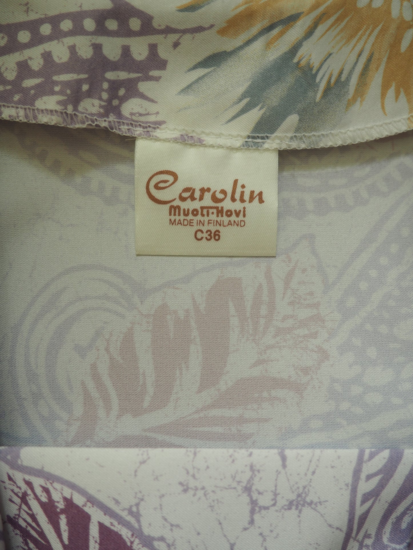 Vaalea kuviollinen Carolin Muoti-Hovin mekko, käyttämätöntä vanhaa varastoa
