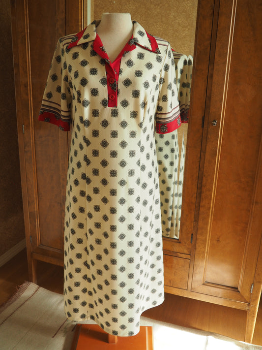 Vaalea kuviollinen Carolin Muoti-Hovin mekko, käyttämätöntä vanhaa varastoa