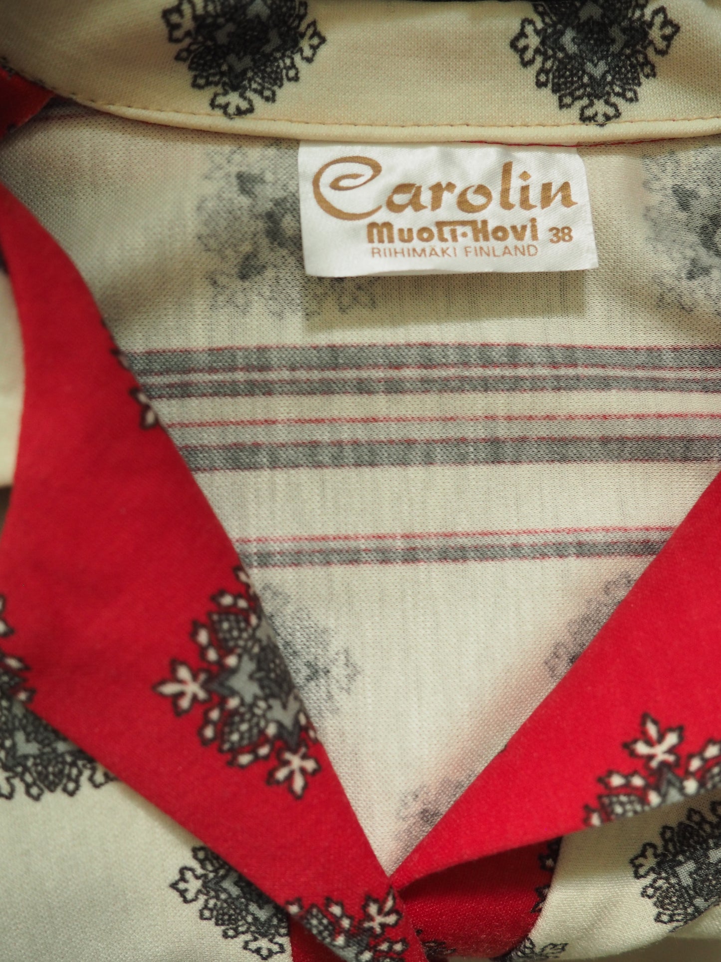 Vaalea kuviollinen Carolin Muoti-Hovin mekko, käyttämätöntä vanhaa varastoa