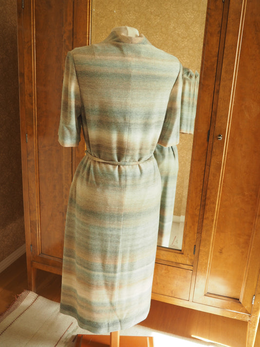 Vaalea raidallinen Caterinan Jutta mekko, käyttämätöntä vanhaa varastoa