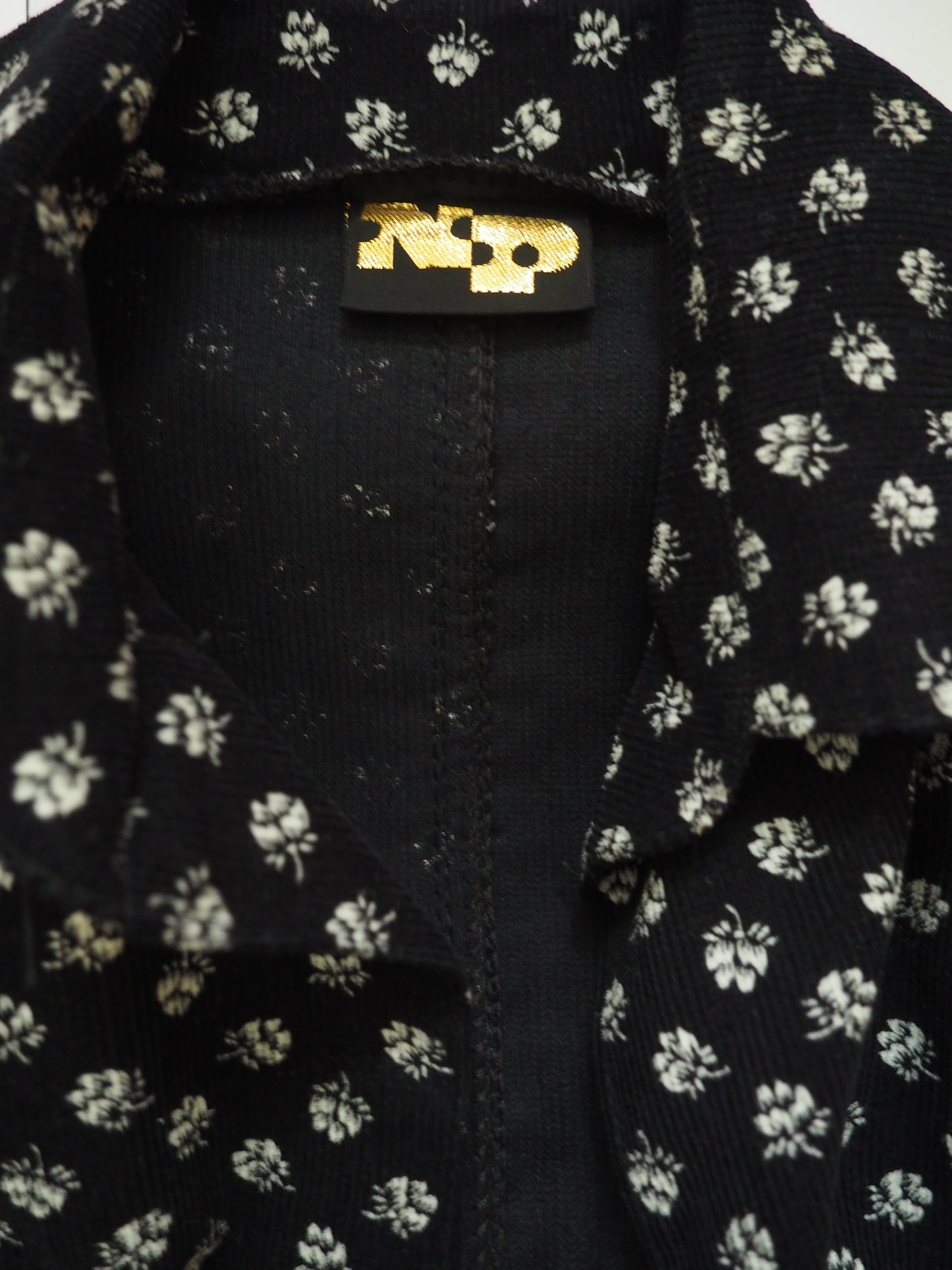 Mustavalkoinen kuviollinen Naisten Pukutehtaan sametti mekko, käyttämätöntä vanhaa varastoa