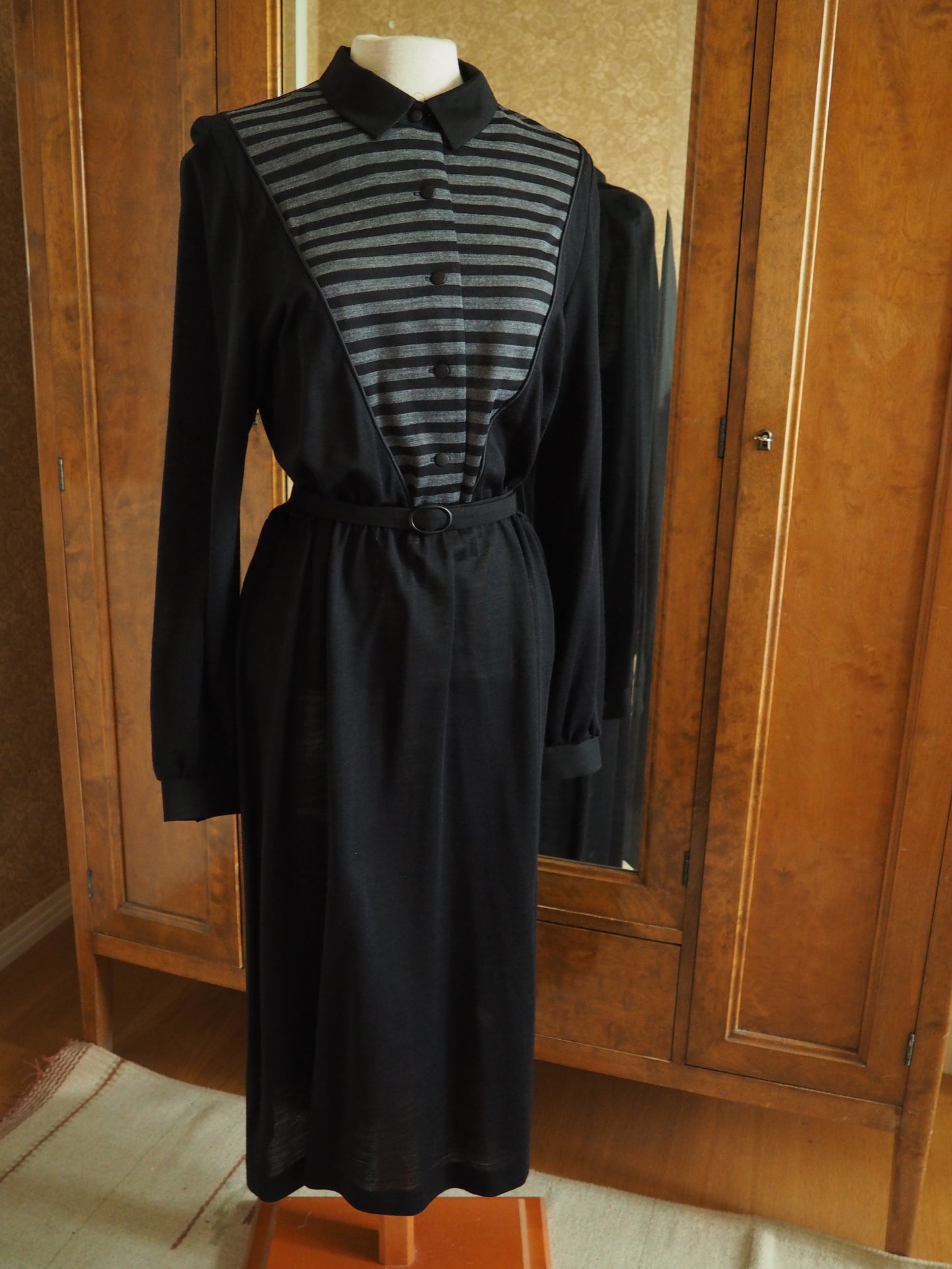 Mustaharmaa raidallinen Carolin Muoti-Hovin mekko, käyttämätöntä vanhaa varastoa