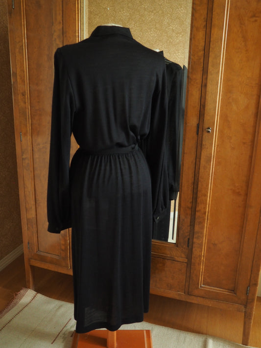 Mustaharmaa raidallinen Carolin Muoti-Hovin mekko, käyttämätöntä vanhaa varastoa