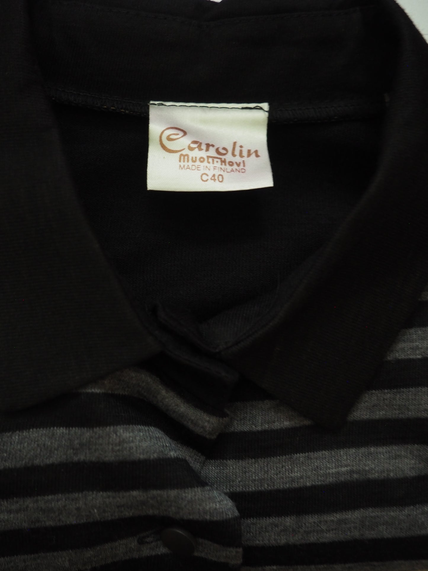 Mustaharmaa raidallinen Carolin Muoti-Hovin mekko, käyttämätöntä vanhaa varastoa