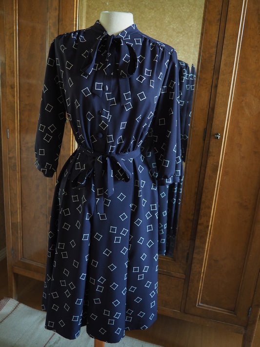 Tummansininen kuviollinen mekko, käyttämätöntä vanhaa varastoa