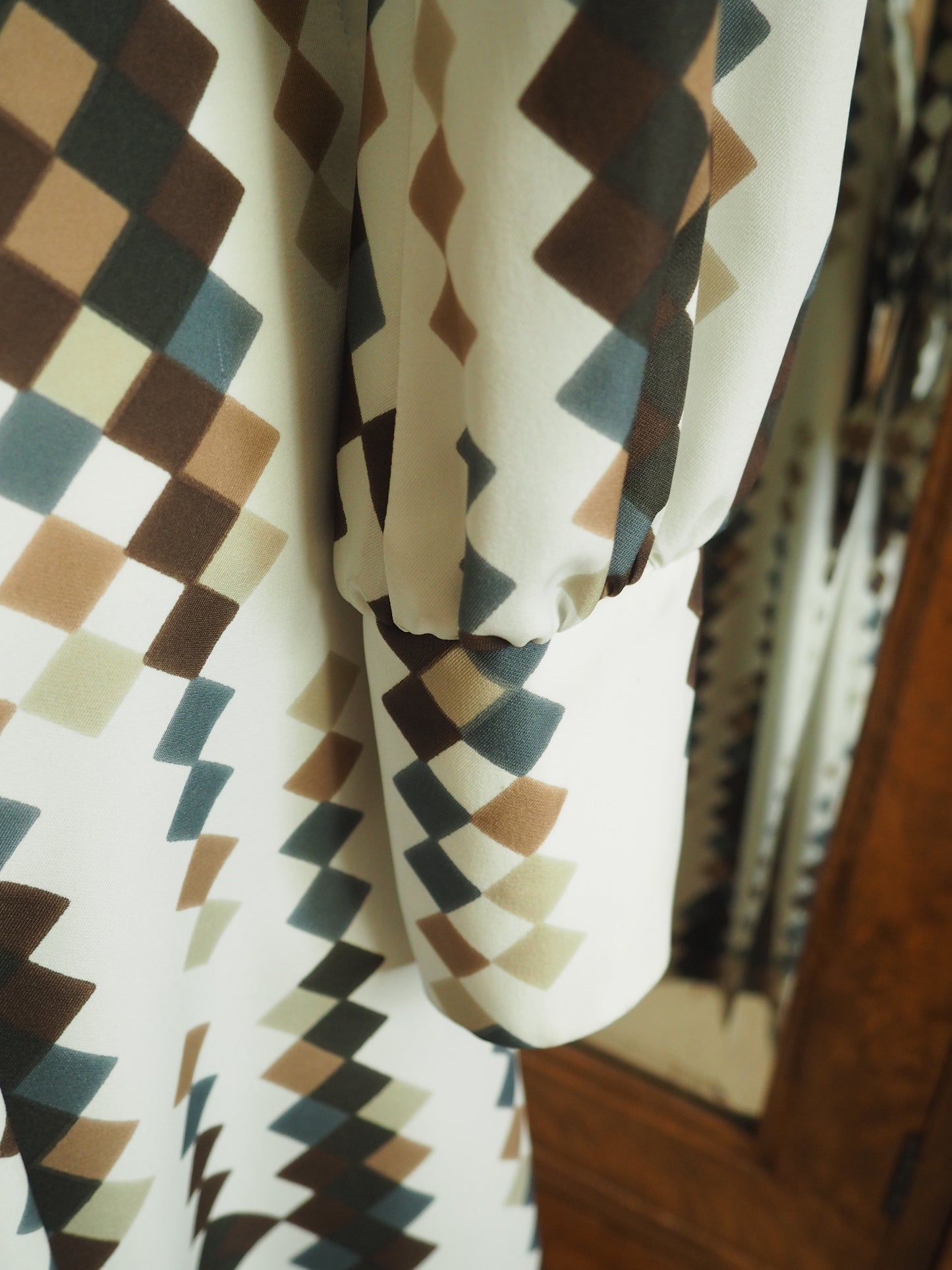 Ruskea kuviollinen mekko, käyttämätöntä vanhaa varastoa