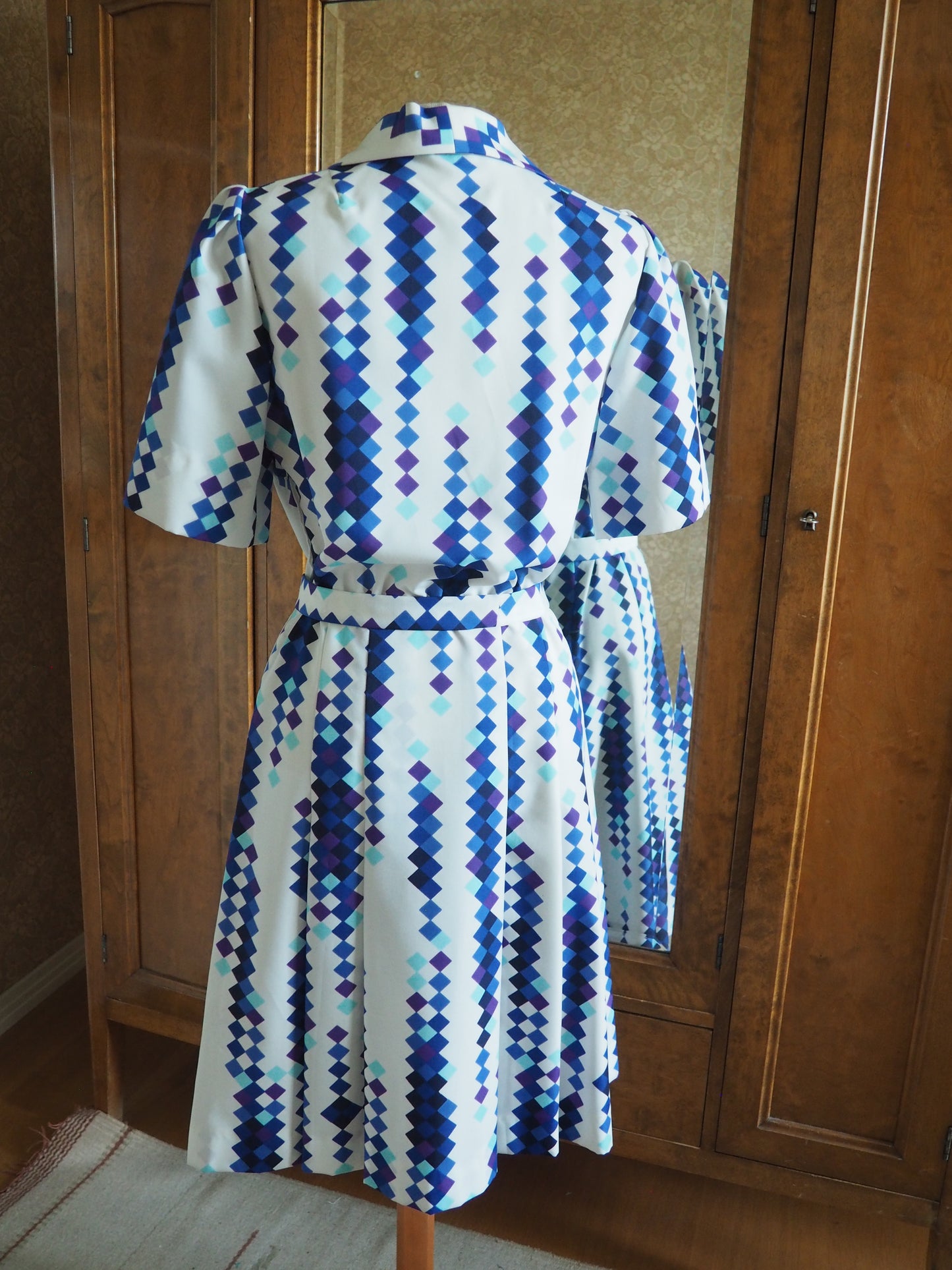 Sininen kuviollinen mekko, käyttämätöntä vanhaa varastoa