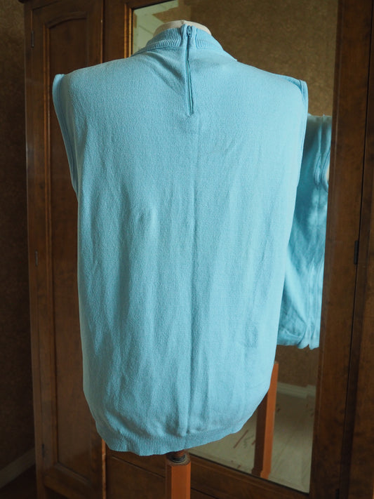 Vaaleansininen poolokauluksellinen paita