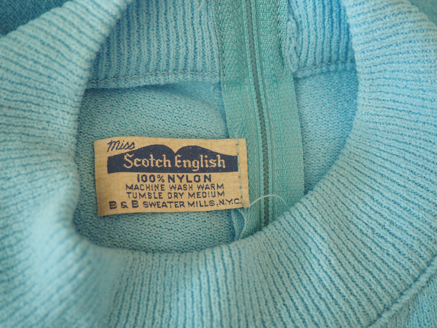 Vaaleansininen poolokauluksellinen paita