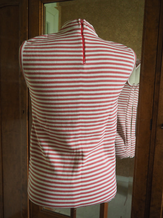 Raidallinen punaraidallinen poolokauluksellinen paita