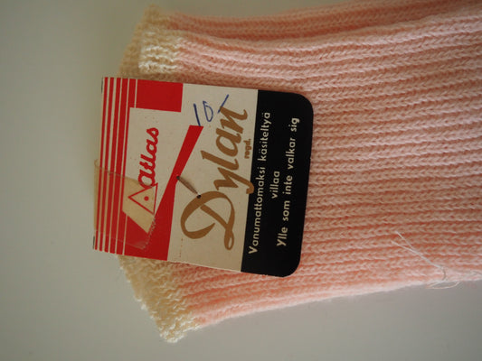 Vaaleanpunaiset Atlaksen vauvan sukat, käyttämätöntä vanhaa varastoa