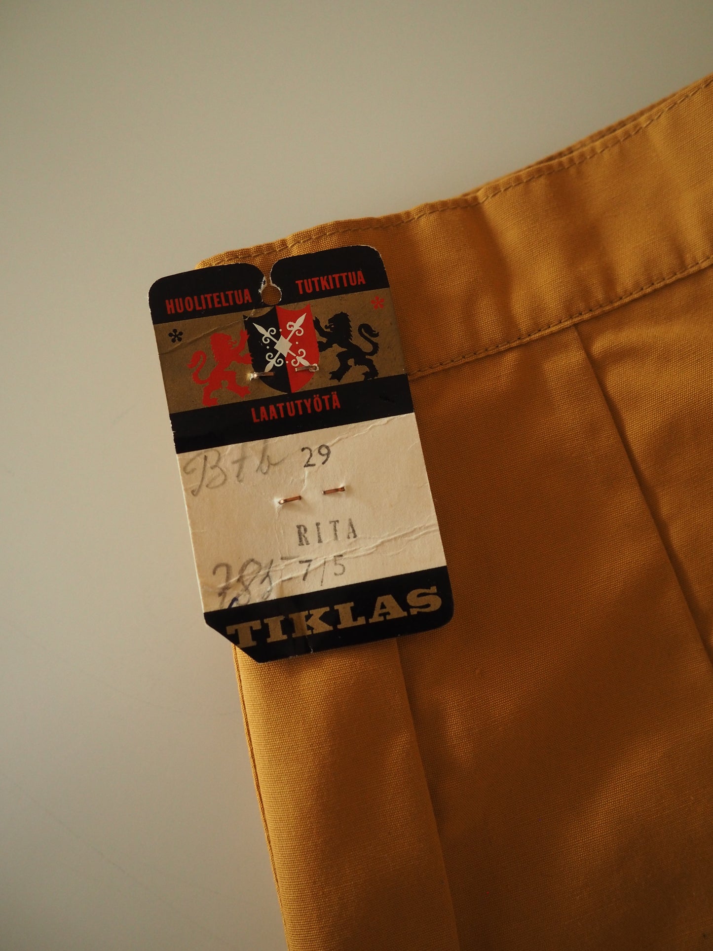 Lasten sinapinkeltaiset Tiklaksen Rita shortsit, käyttämätöntä vanhaa varastoa