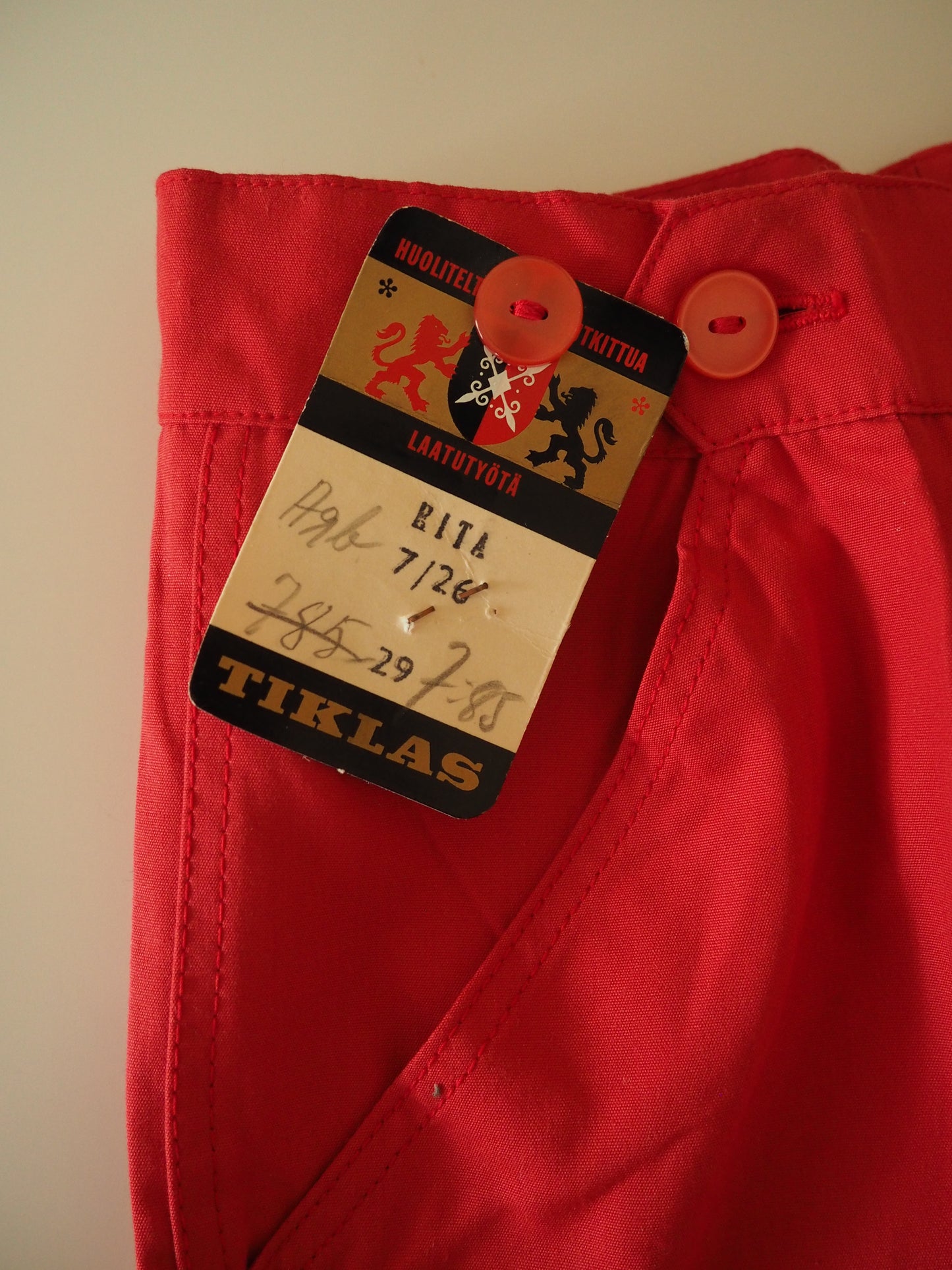 Lasten punaiset Tiklaksen Rita shortsit, käyttämätöntä vanhaa varastoa