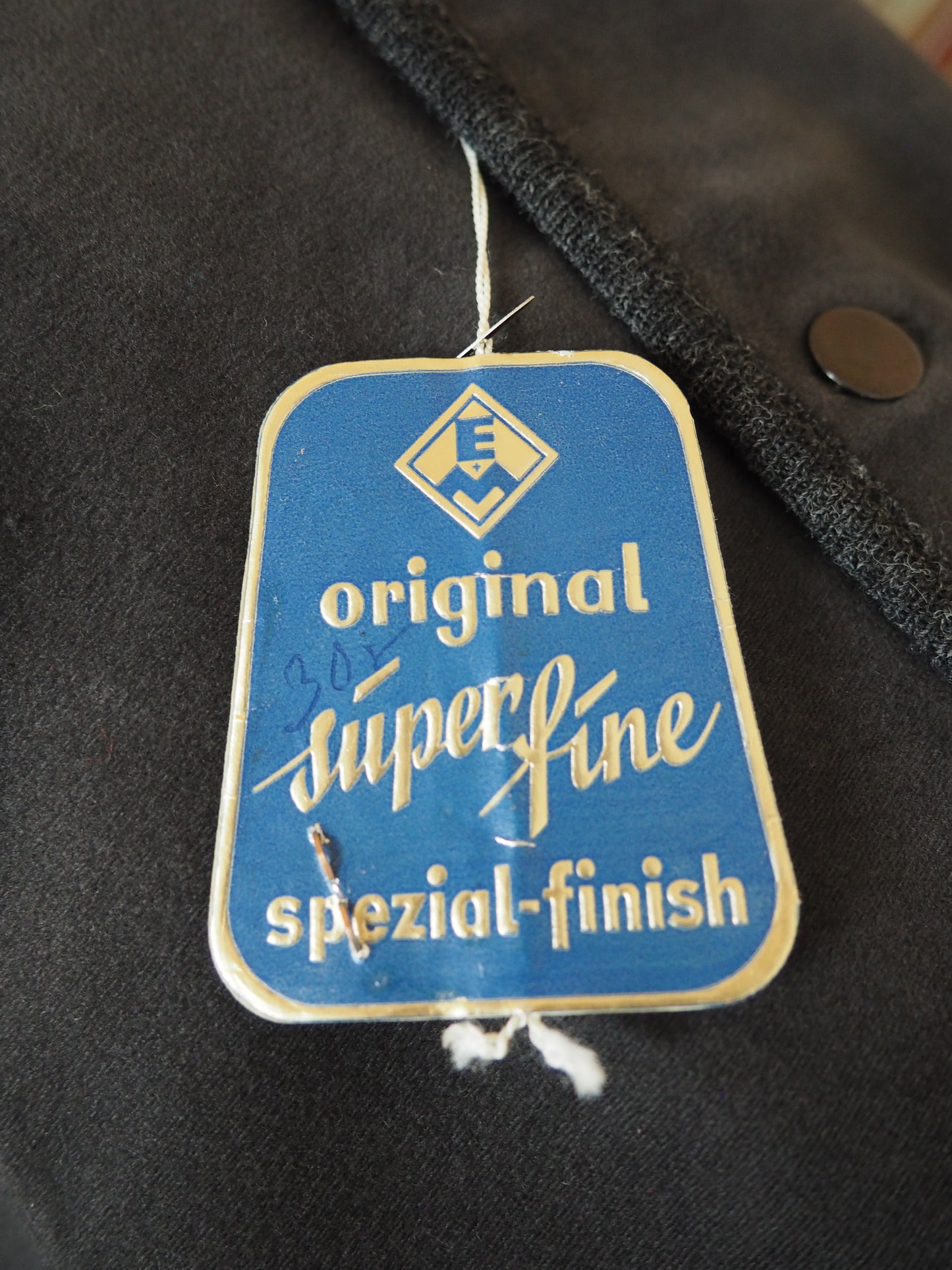 Lasten tumma neuletakki, käyttämätöntä vanhaa varastoa