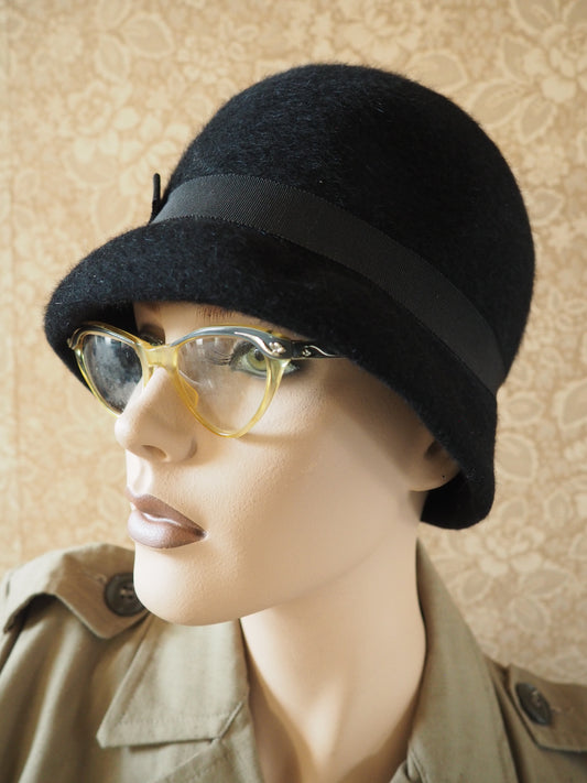 Musta huopahattu rusettikoristeella