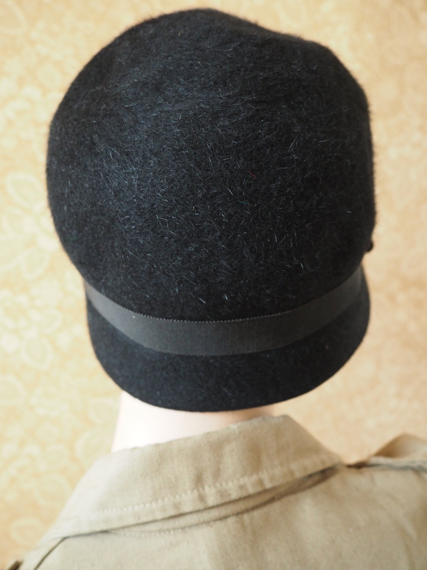 Musta huopahattu rusettikoristeella