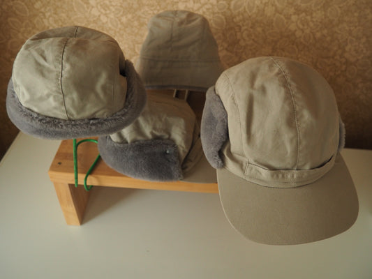 Harmaa Teuvan lakkitehtaan lippalakki, käyttämätöntä vanhaa varastoa