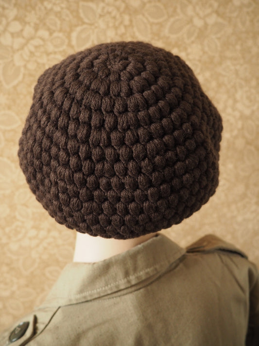 Ruskea baskerimainen neulottu hattu, käyttämätöntä vanhaa varastoa