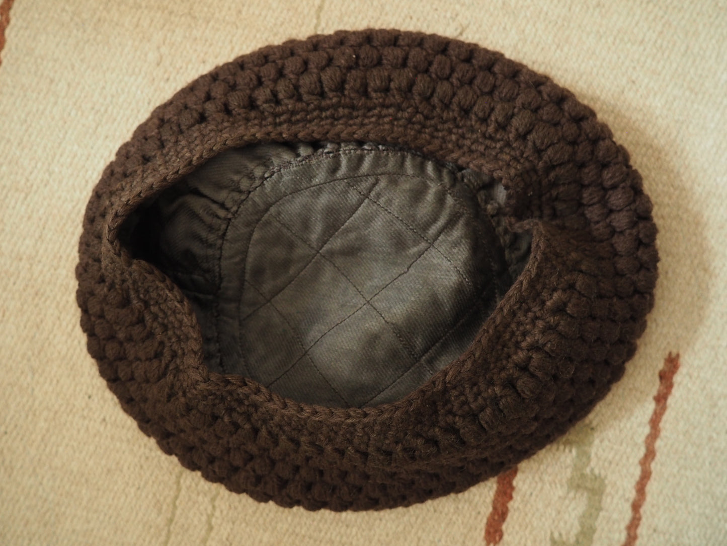 Ruskea baskerimainen neulottu hattu, käyttämätöntä vanhaa varastoa