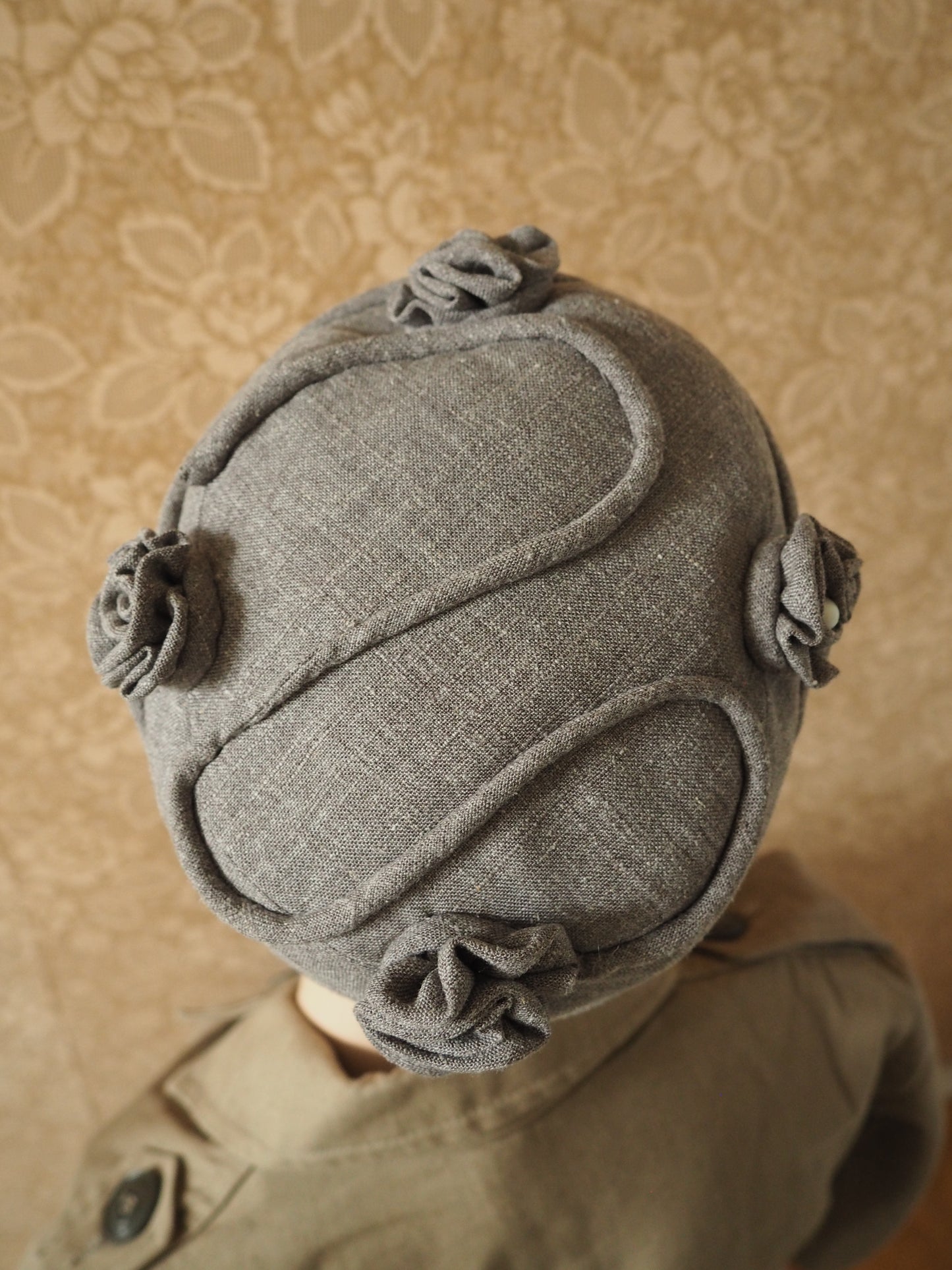 Harmaa koristeltu "pilleri"hattu