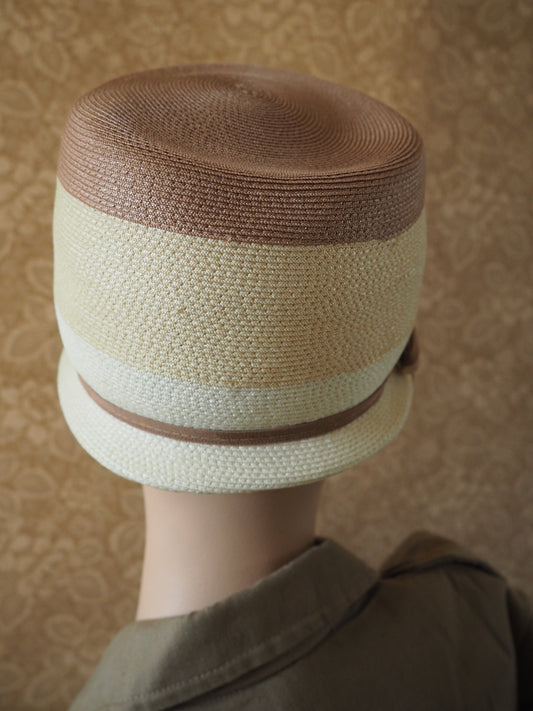 Vaalea raidallinen hattu rusettikoristeella