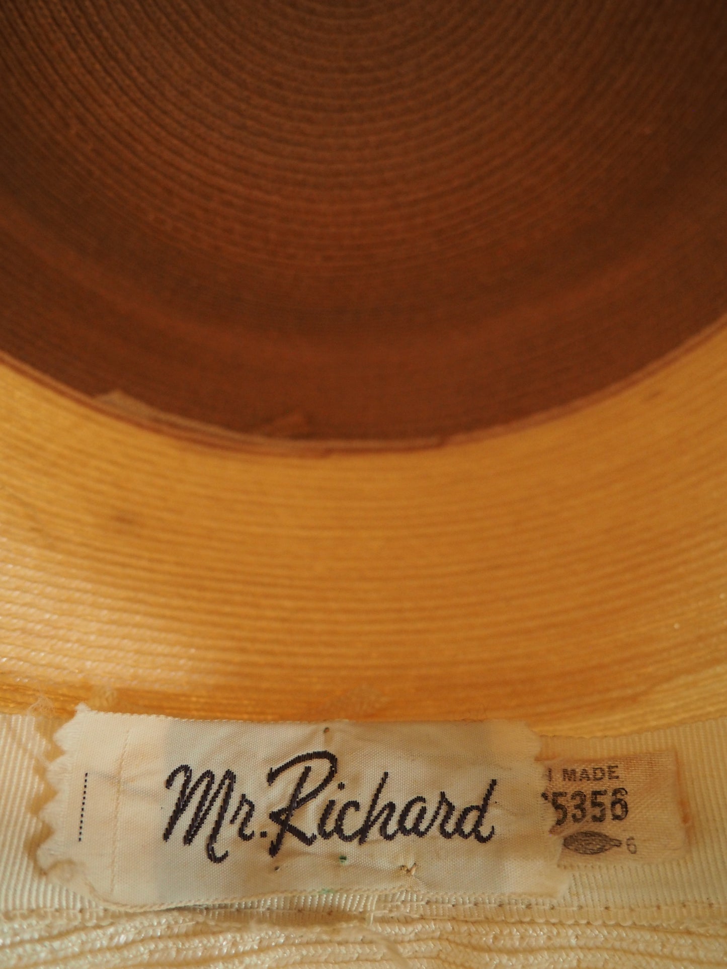 Vaalea raidallinen hattu rusettikoristeella