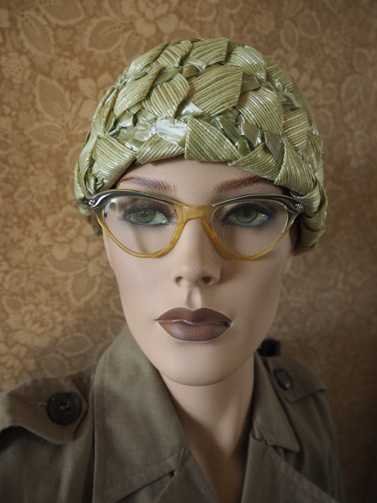 Vihertävä muovinen punoshattu