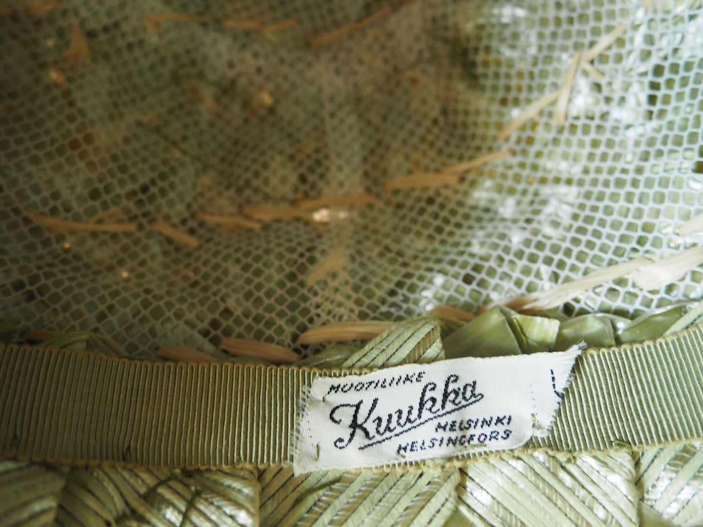 Vihertävä muovinen punoshattu