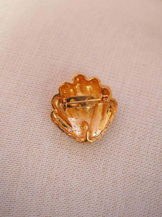 Kullansävyinen simpukka rintaneula