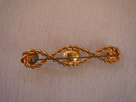 Kullansävyinen helmikoristeinen rintaneula