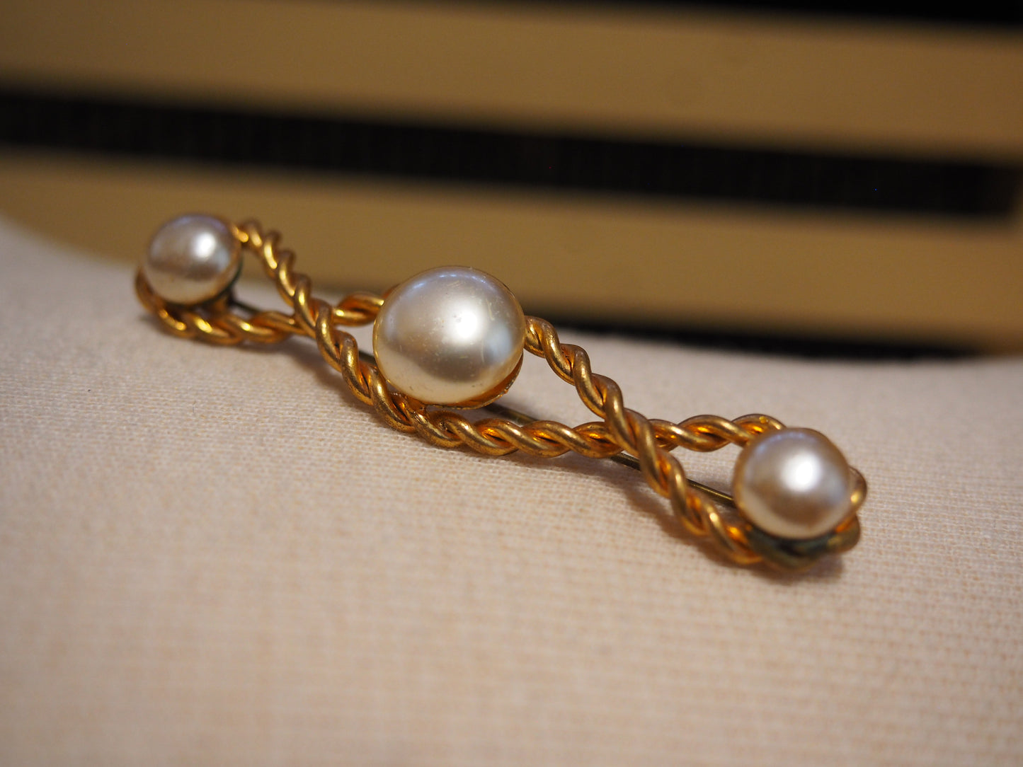 Kullansävyinen helmikoristeinen rintaneula