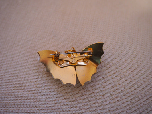 Monivärinen perhonen rintaneula