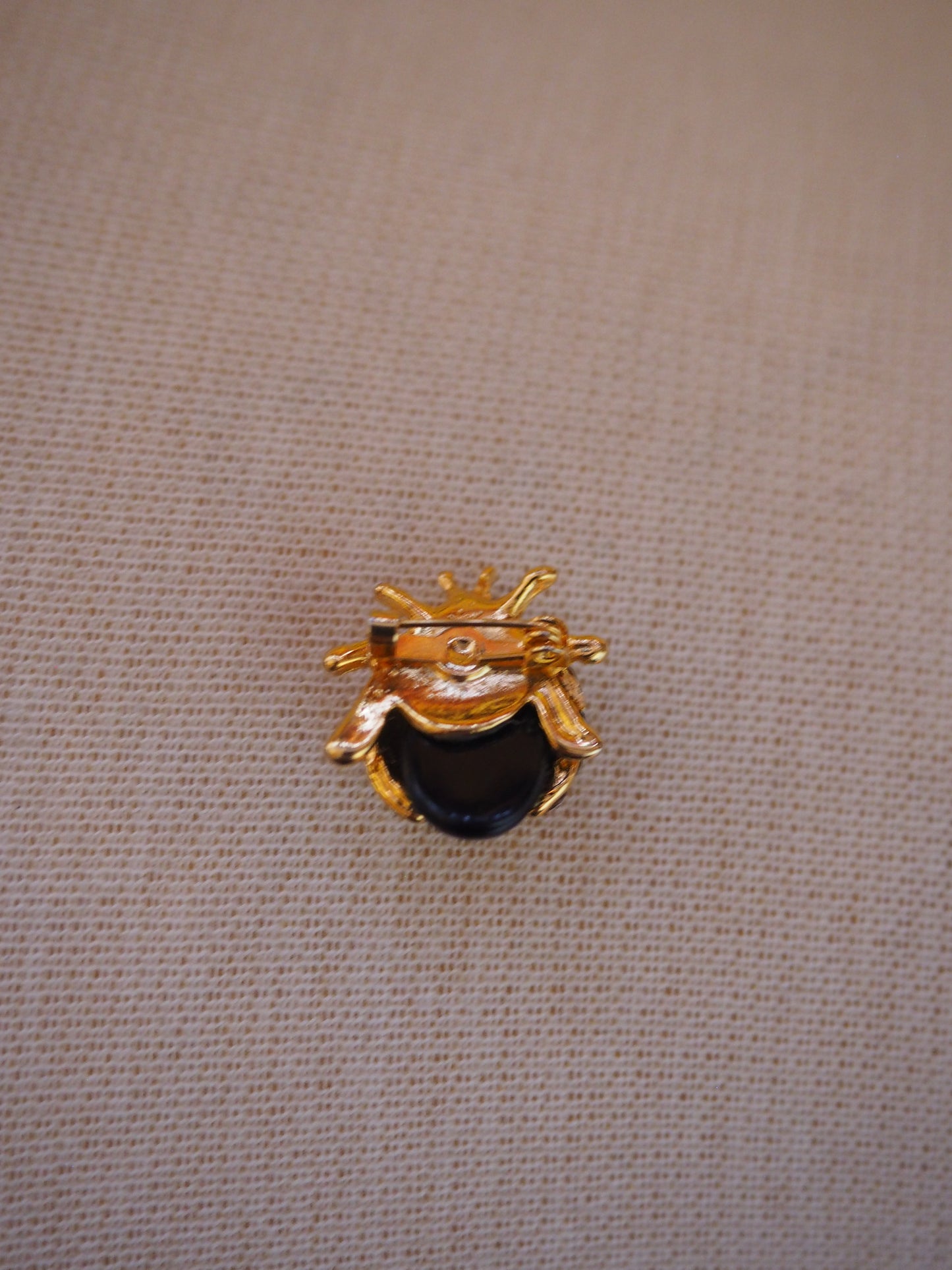 Leppäkerttu rintaneula timanttikoristeilla