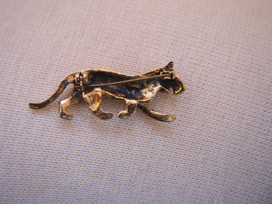 Kullansävyinen kissaeläin rintaneula