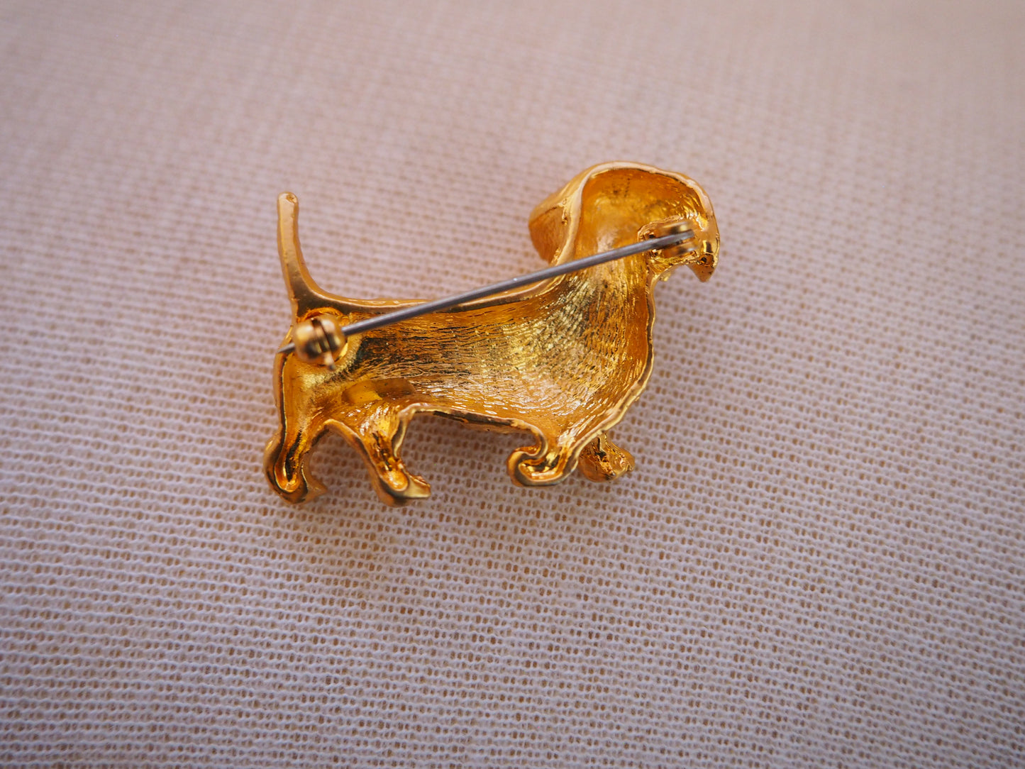 Kullansävyinen koira rintaneula