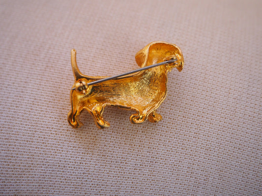 Kullansävyinen koira rintaneula