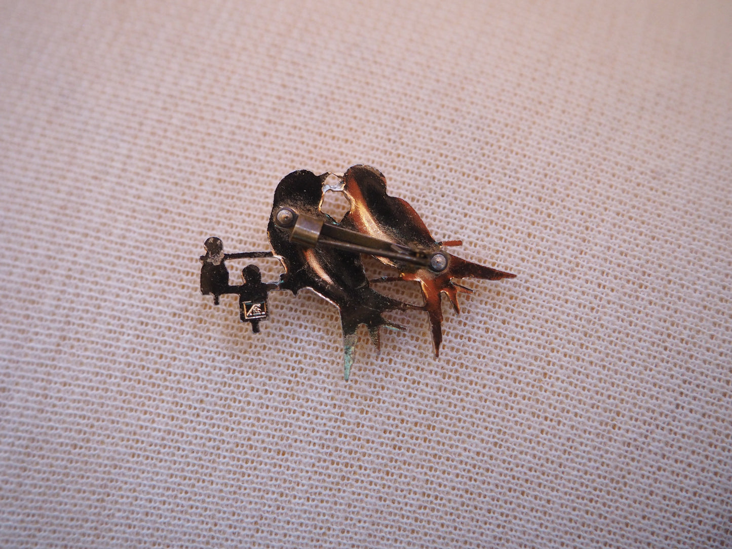 Kullansävyinen linnut rintaneula