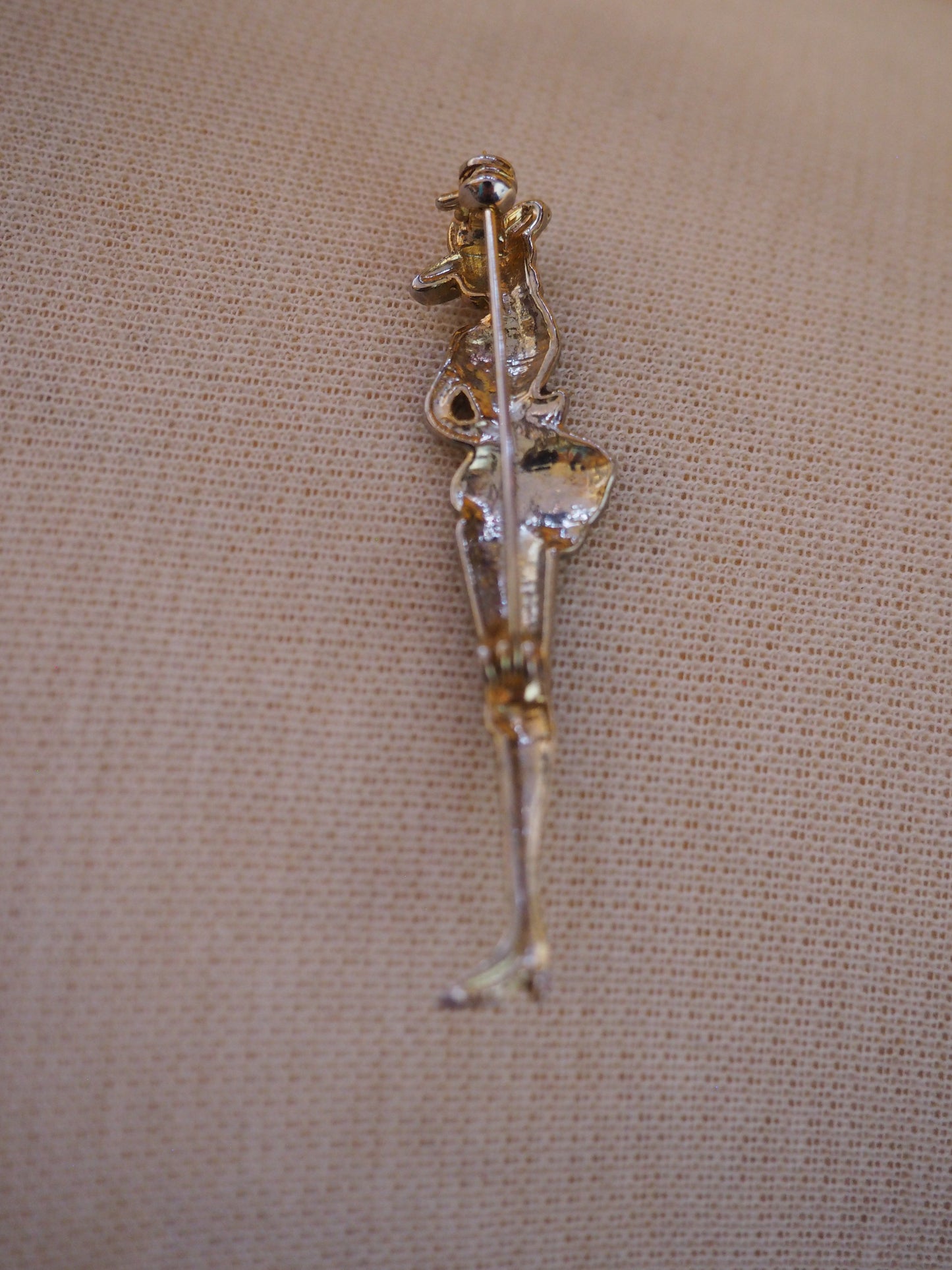 Rintaneula naishahmo timanttikoristeilla