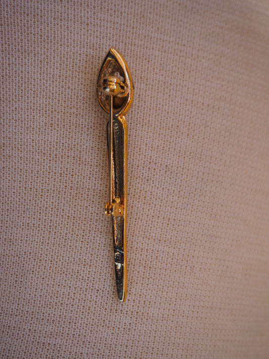 Kullansävyinen sivellin rintaneula