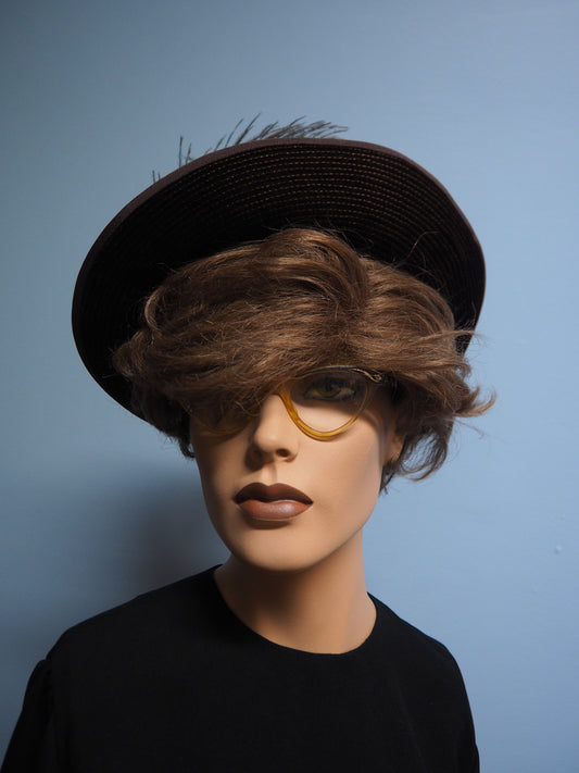 Ruskea hattu sulkakoristeella